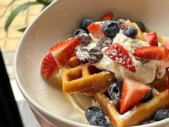 French toast o gofre belga con frutos del bosque