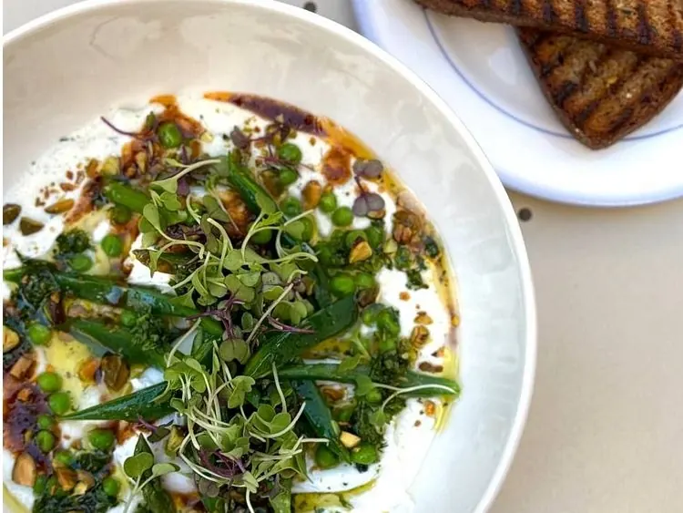 Huevos turcos con hierbas y verdes