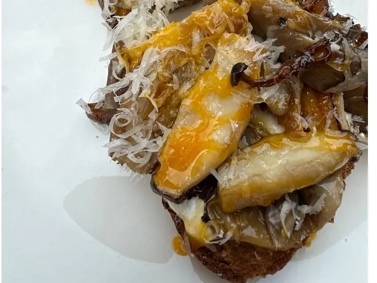 Tostada con mix de setas y ricotta